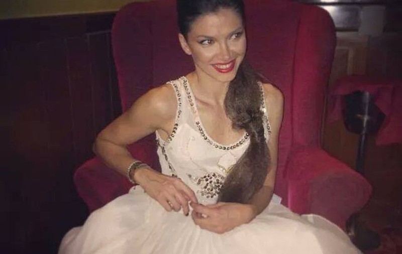 EXCLUSIV! Alina Puşcaş, CU SPATELE TĂRCAT, la un eveniment monden | FOTO