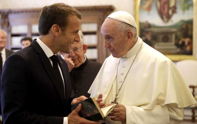 Papa Francisc și Emmanule Macron s-au întâlnit prima dată. Discuția a durat neobișnuit de mult