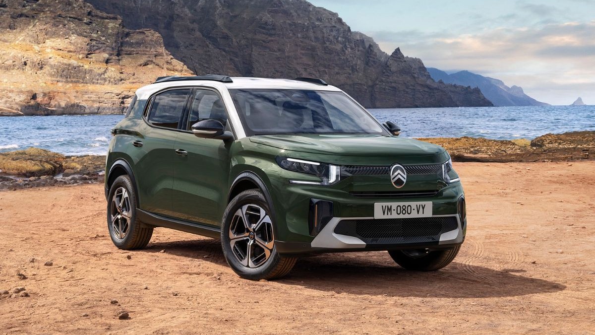 Masina verde suv marca citroen intr un peisaj de tip desert cu mare in spate