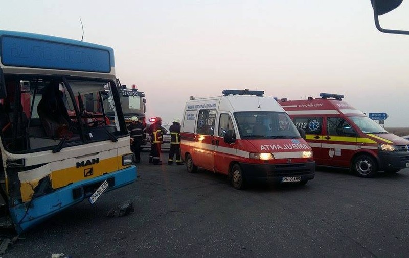 Doi morți și zece răniți, după ce o autoutilitară a intrat într-un autobuz FOTO și VIDEO