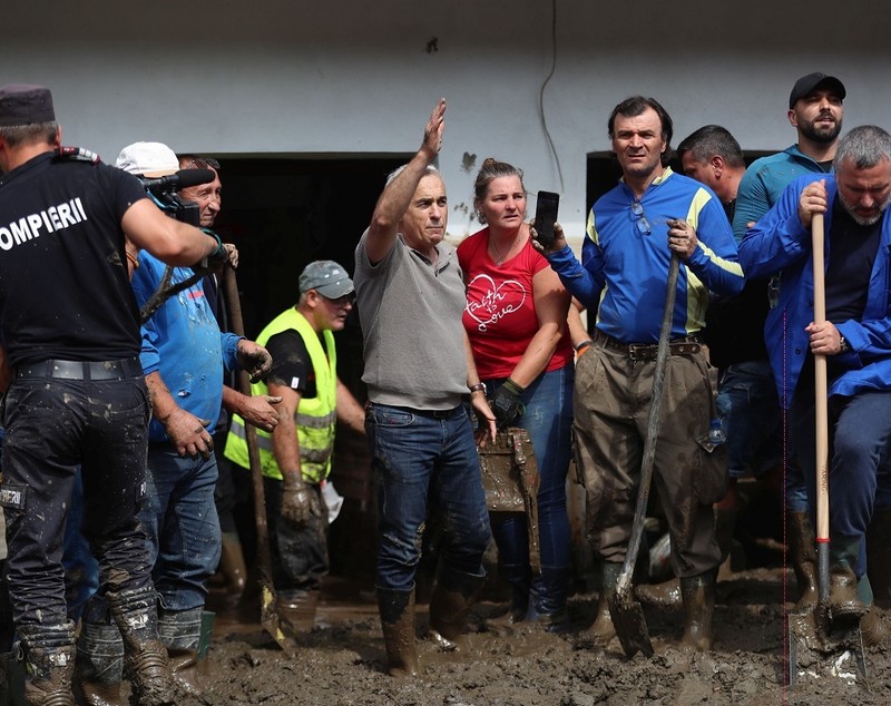 Mesajul viral al lui Mihai Bendeac după vizita lui Călin Georgescu la Broșteni: „Cum să nu-l iubești pe acest om demn? Iată-l! Murdar, la munca de jos”