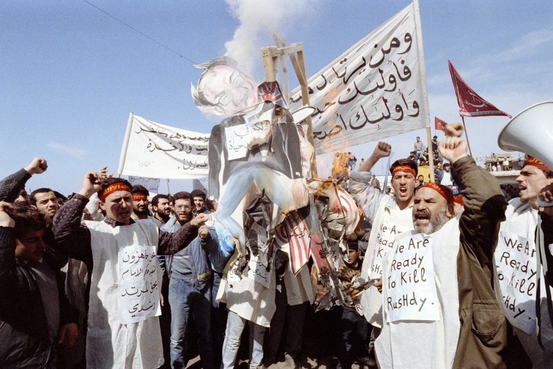 Fundamentaliștii pro-iranieni Hezbollah ard o efigie a scriitorului britanic Salman Rushdie, pe care îl acuză de blasfemie pentru cartea sa "Versetele satanice", fotografie din 1989, Profimedia