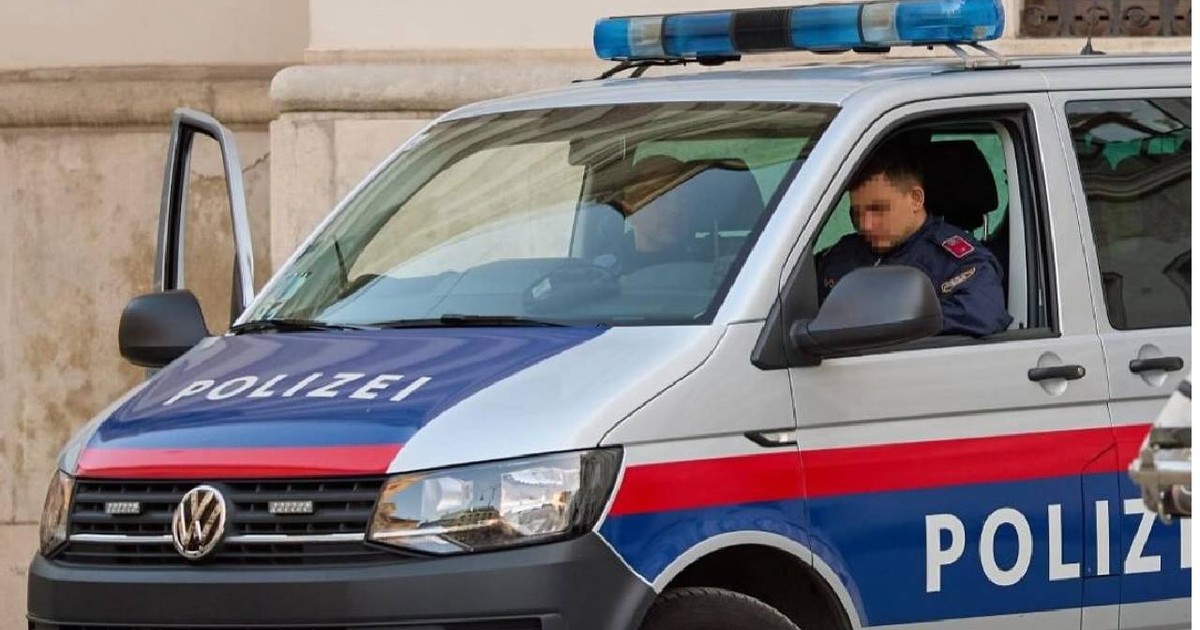 Ofițer, într-o dubă de poliție austriacă