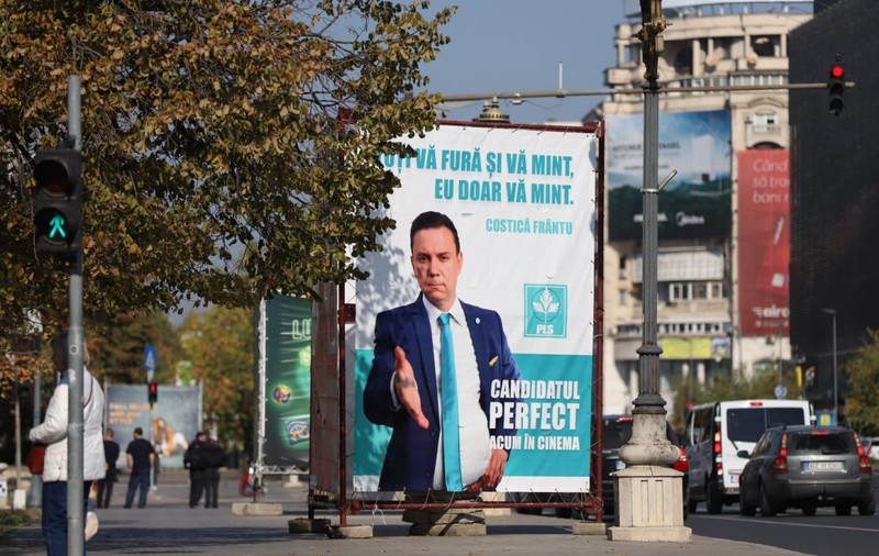 „Toți vă fură și vă mint, eu doar vă mint”. Cine e Costică Frântu, „Candidatul perfect” care apare pe afișe asemănătoare cu cele electorale