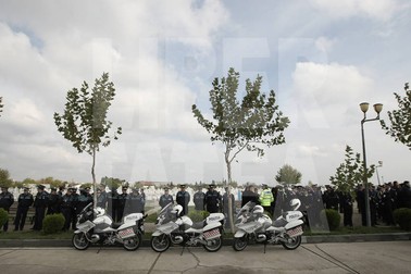 Aproape 600 de oameni au venit să îl conducă pe ultimul drum pe poliţistul Bogdan Gigină, la ceremonia religioasă fiind prezenţi, alături de familie şi colegi, şeful IGPR Petre Tobă, directorul general al Poliţiei Capitalei, Mihai Voicu, şeful Brigăzii Rutiere a Capitalei, Cristian Crai şi subsecretarul de stat în MAI Florea Oprea. La funeralii iau parte sute de colegi ai tânărului - poliţişti de la Brigada Rutieră care sunt îmbrăcaţi în uniforme. Cortegiul s-a oprit, în drum spre cimitir, în faţa sediul Poliţiei Rutiere din strada Udrişte, unde s-a ţinut un moment de reculegere. De asemenea, cortegiul funerar s-a oprit la locuinţa tânărului. Slujba de înmormântare a început în jurul orei 12.00, la Cimitirul Ghencea Militar 3. Agentul de politie, care a căzut cu motocicleta într-o groapă de pe strada Ştirbei Vodă din Capitală, a fost avansat în grad, la propunerea ministrului de Interne, Gabriel Oprea. Ministerul de Interne (MAI) a anunţat că va suporta toate cheltuielile pentru înmormântarea poliţistului Bogdan Gigină. Poliţistul Bogdan Gigină, care a murit în misiune, a fost înmormântat astăzi la cimitirul Ghencea III, cu onoruri militare. Subinspectorul Bogdan Cosmin Gigină (28 de ani) de la Brigada Rutieră a Capitalei a murit la spital, marţi seară, după ce a căzut cu motocicleta într-o groapă săpată pentru lucrări la reţeaua de gaze, pe strada Ştirbei Vodă. Poliţistul asigura deplasarea coloanei oficiale a ministrului Administraţiei şi Internelor, Gabriel Oprea, însă informaţii despre această situaţie nu au fost comunicate de Ministerul Afacerilor Interne, fiind aflate mai întâi pe surse. Joi, la două zile de la accident, Poliţia Capitalei a transmis un comunicat în care a confirmat că poliţistul de la Rutieră asigura deplasarea coloanei oficiale a vicepremierului Gabriel Oprea care, conform informaţiilor comunicate, participase la "o activitate în cadrul unei instituţii din domeniul securităţii şi ordinii publice". "Poliţistul se afla în exercitarea atribuţiunilor de serviciu specifice poliţiei rutiere, conform reglementărilor legale în domeniu, fiind angrenat în dispozitivul mobil şi fix de fluidizare a traficului rutier în municipiul Bucureşti, asigurând deplasarea în siguranţă, a unei coloane oficiale, precum şi a celorlalţi participanţi la trafic", a arătat Poliţia Capitalei. Foto- Alex Dobre      