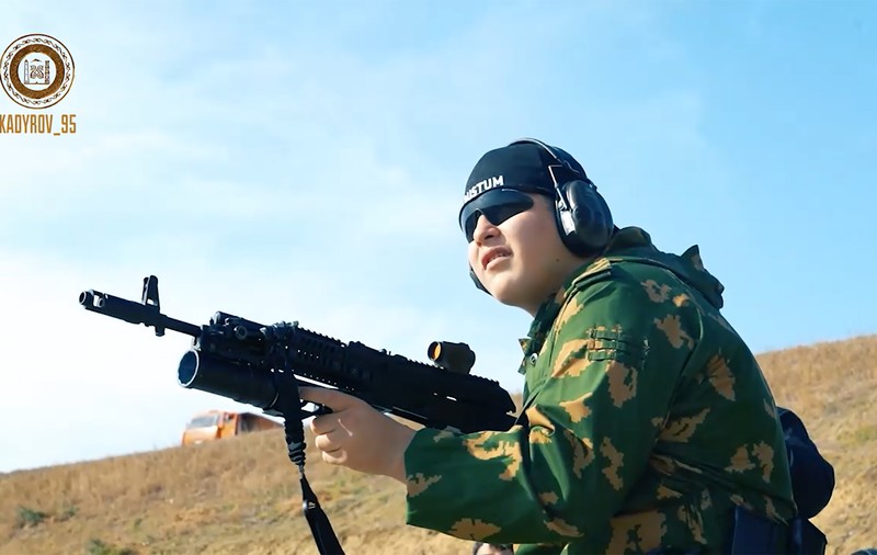 „A făcut ceea ce trebuia”. Ramzan Kadîrov publică imagini cu fiul lui bătându-l pe un tânăr acuzat că a ars Coranul