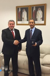 E.S. domnul Saad Mohamed Saad Senatorul Haralambie Vochițoiu, liderul grupului parlamentar UNPR și E.S. Al-Kobaisi, ambasador al Statului Qatar la Bucureşti