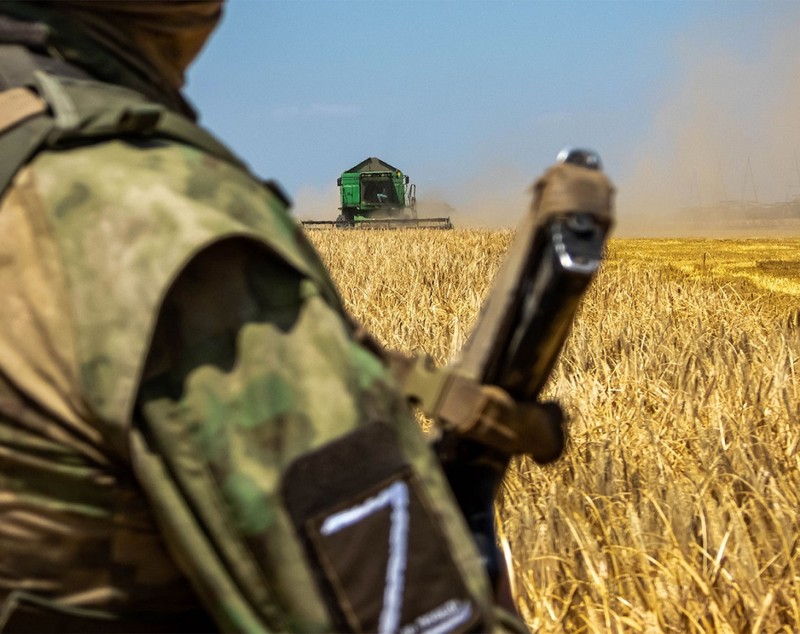 Rușii recunosc că duc cerealele din Ucraina la Moscova. Soldați înarmați păzesc secerișul: „Asigurăm securitatea alimentară a statului”