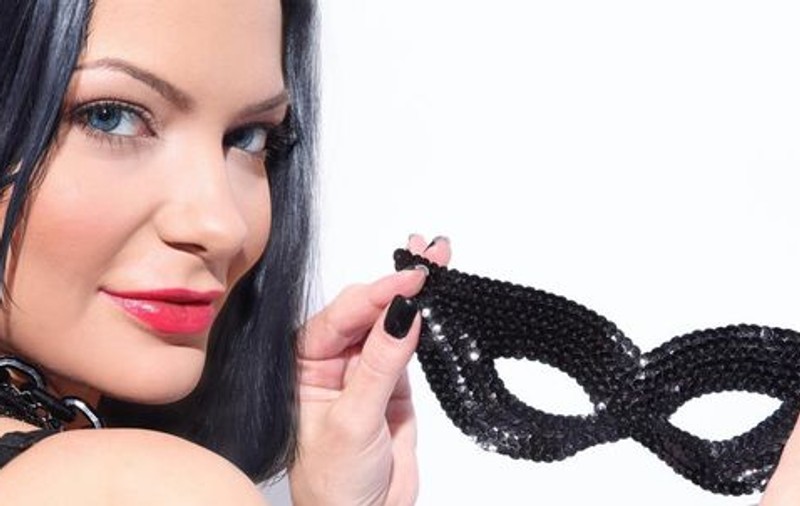 Andreea Antonescu și-a schimbat look-ul. Îți place cum îi stă brunetă?