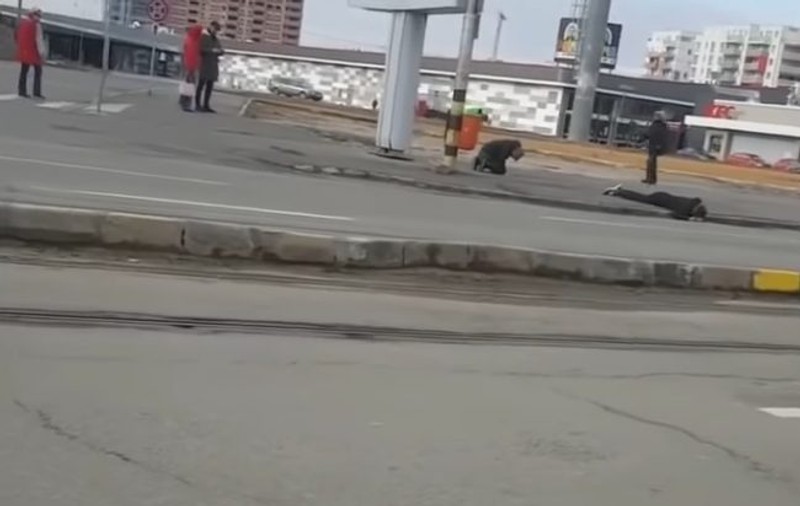 VIDEO. Fenomenul "Zombie" a ajuns și la Oradea. Trei tineri i-au îngrozit pe oamenii de pe stradă