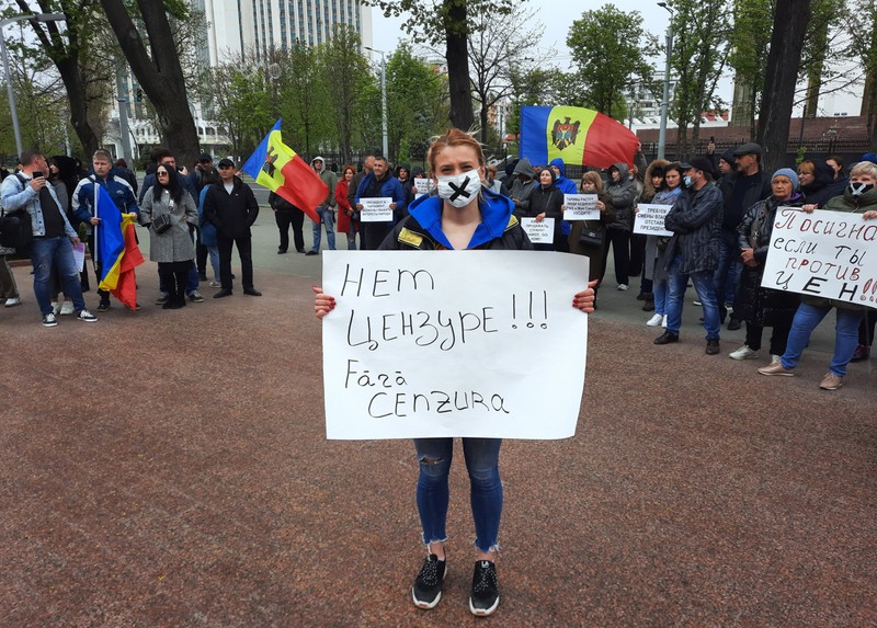 În fața Parlamentului din Chișinău, oamenii protestează împotriva interzicerii folosirii Panglicii Sfântului Gheorghe, pe 20 aprilie 2022 | Foto: Profimedia
