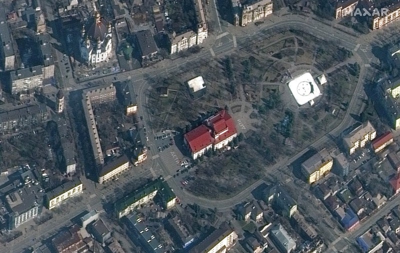 Imagine din satelit: Cuvântul „COPII”, scris pe două părți ale teatrului din Mariupol, înainte de bombardament
