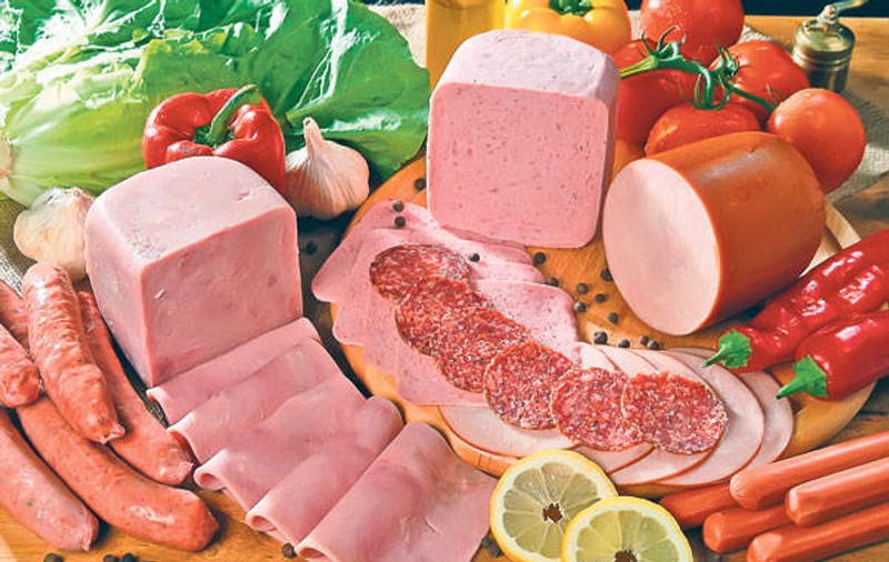 Percheziții la cel mai mare distribuitor de produse din carne din România