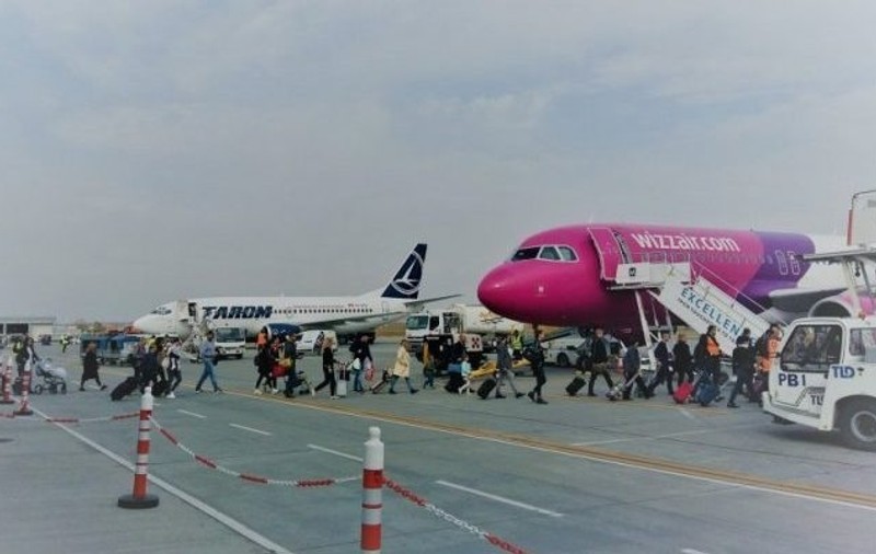 Un pasager care nu a fost lăsat să urce în avion pentru că nu avea certificat verde a sunat la 112 și a anunțat un bagaj suspect la bord, la Suceava