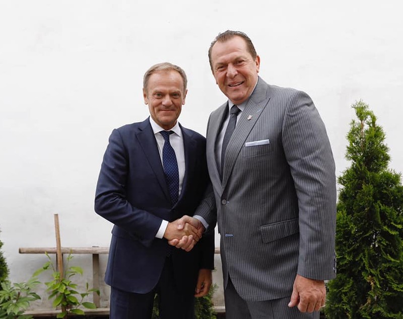 Ce cadou i-a oferit Helmuth Duckadam lui Donald Tusk. „Am vrut să i-l trimit pe al meu printr-o televiziune, dar el mi-a spus că nu”