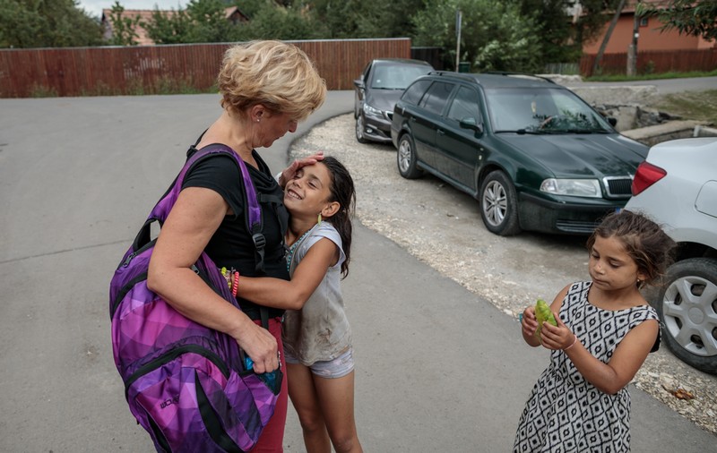 Oamenii care schimbă destine! „Tanti Orsolya” și-a învins prejudecățile și, de doi ani, îi învață și antrenează pe copiii romi rămași fără case în Miercurea Ciuc