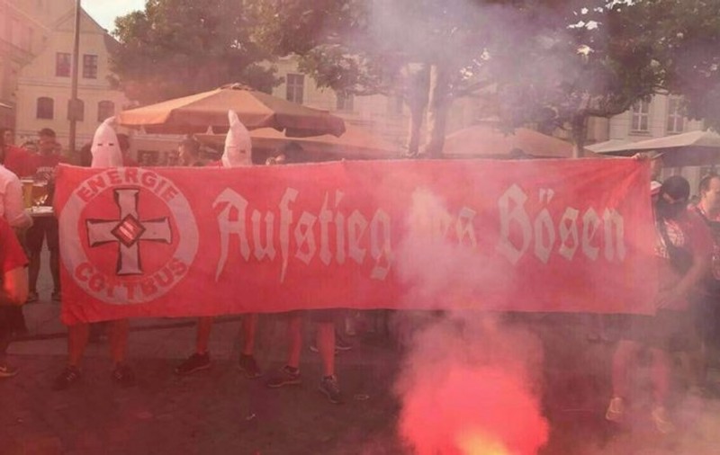 Suporterii de la Energie Cottbus i-au imitat pe cei de la Ku Klux Klan! ”Inuman, dezgustător și intolerabil!”