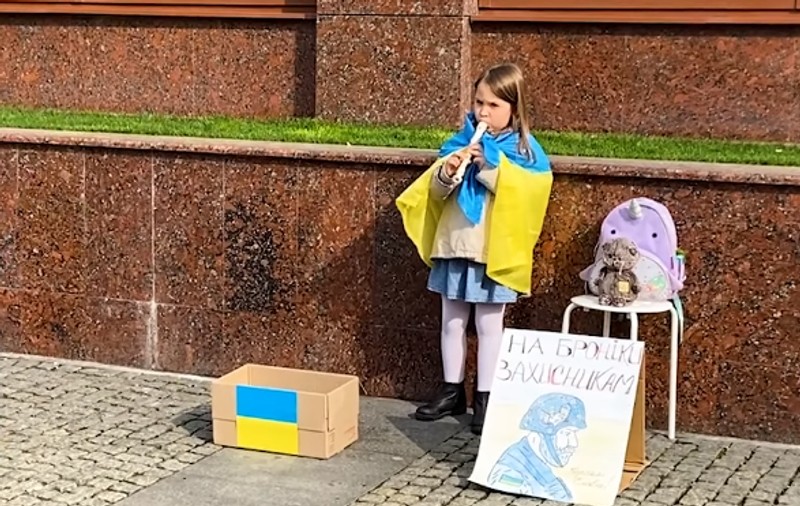 O fetiță de 6 ani cântă la flaut pe străzile din Dnipro, ca să strângă bani de veste antiglonț pentru soldați: „Sunteți supereroii mei”