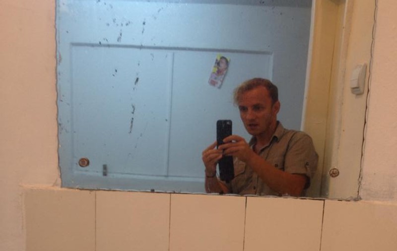 Mihai Trăistariu, cele mai CIUDATE selfie-uri, în cele mai "JEGOASE" oglinzi | FOTO
