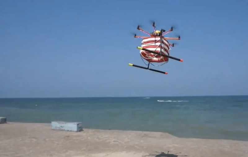 Adolescent de 14 ani, salvat din mare cu ajutorul unei drone salvamar, la Valencia