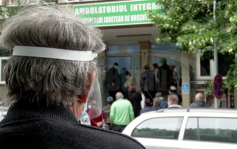 VIDEO| Ambulatoriul Spitalului Județean din Buzău, luat cu asalt de pacienți. Oamenii au fost nemulțumiți pentru că au stat prea mult la coadă