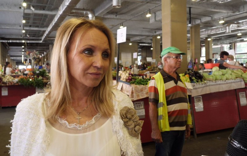 EXCLUSIV/ Și milionarii fac piața, nu-i așa? Camelia Șucu caută la țărani roșii cu ”parfum de copilărie”- VIDEO