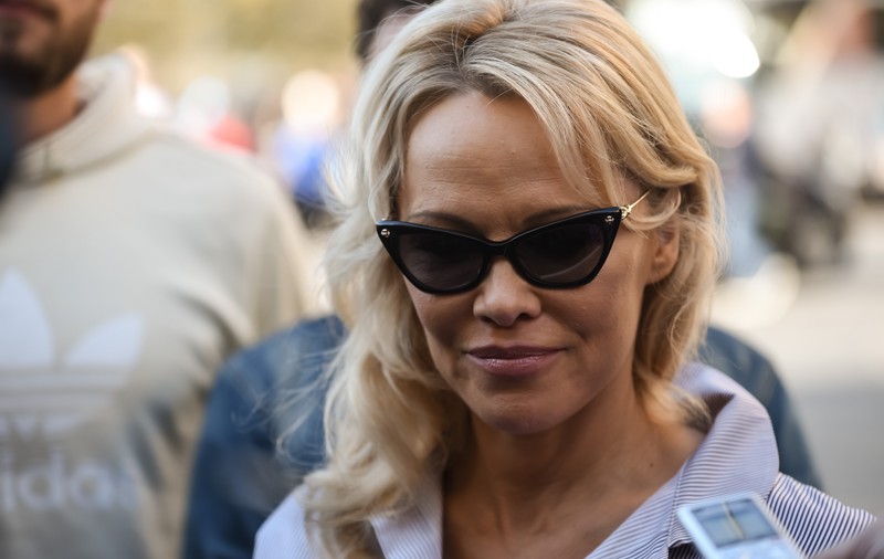 Pamela Anderson a fost închisă într-o cușcă, la Paris. Ce gest a făcut fosta starletă Playboy / FOTO&VIDEO
