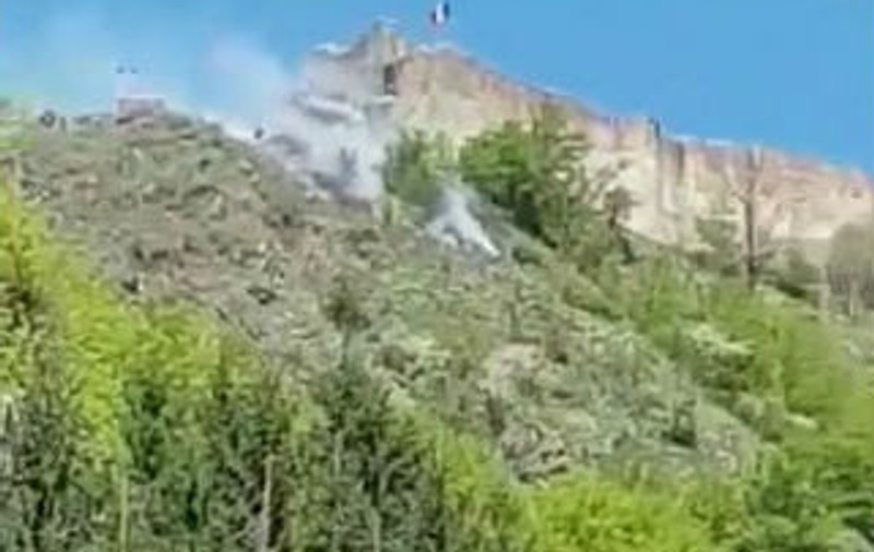Incendiu de vegetație lângă Cetatea Poenari din județul Argeș. Turiștii au fost evacuați (VIDEO)