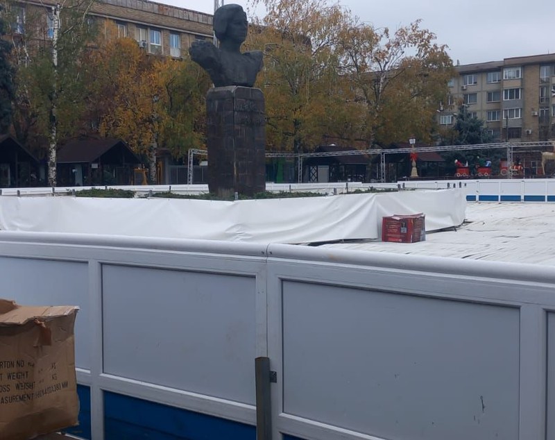 Patinoarul cu obstacole de la Ploiești, cu statuia lui Nichita Stănescu și cu tufișuri în mijloc: „Arbitrează marele poet”