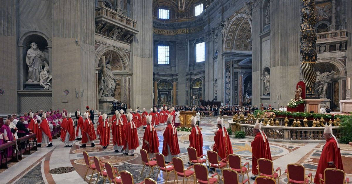 Cardinalii participă la o liturghie în a cincea din nouă zile de doliu pentru Papa Francisc, în Bazilica Sf. Petru din Vatican