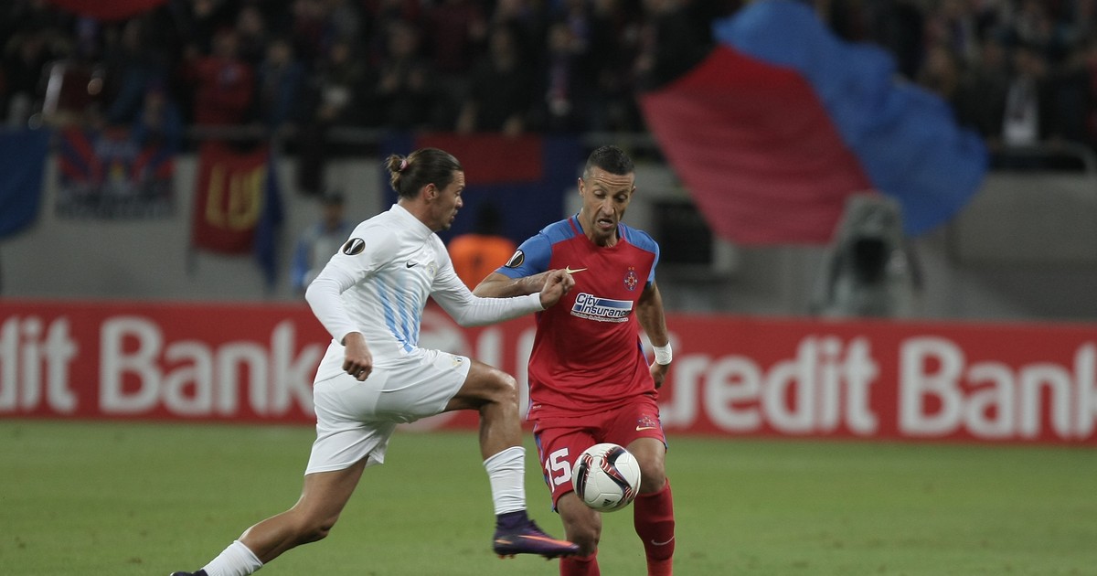 Marko Momcilovici (în roșu), fundașul stânga al Stelei, deposeadează un adversar în timpul meciului cu FC Zurich. (FOTO: Gabriel Pătruț)