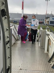 Cadre medicale urcă în avion copilul care urmează să fie operat la Clinica San Donato din Milano | Sursa foto: Asociația Blondie