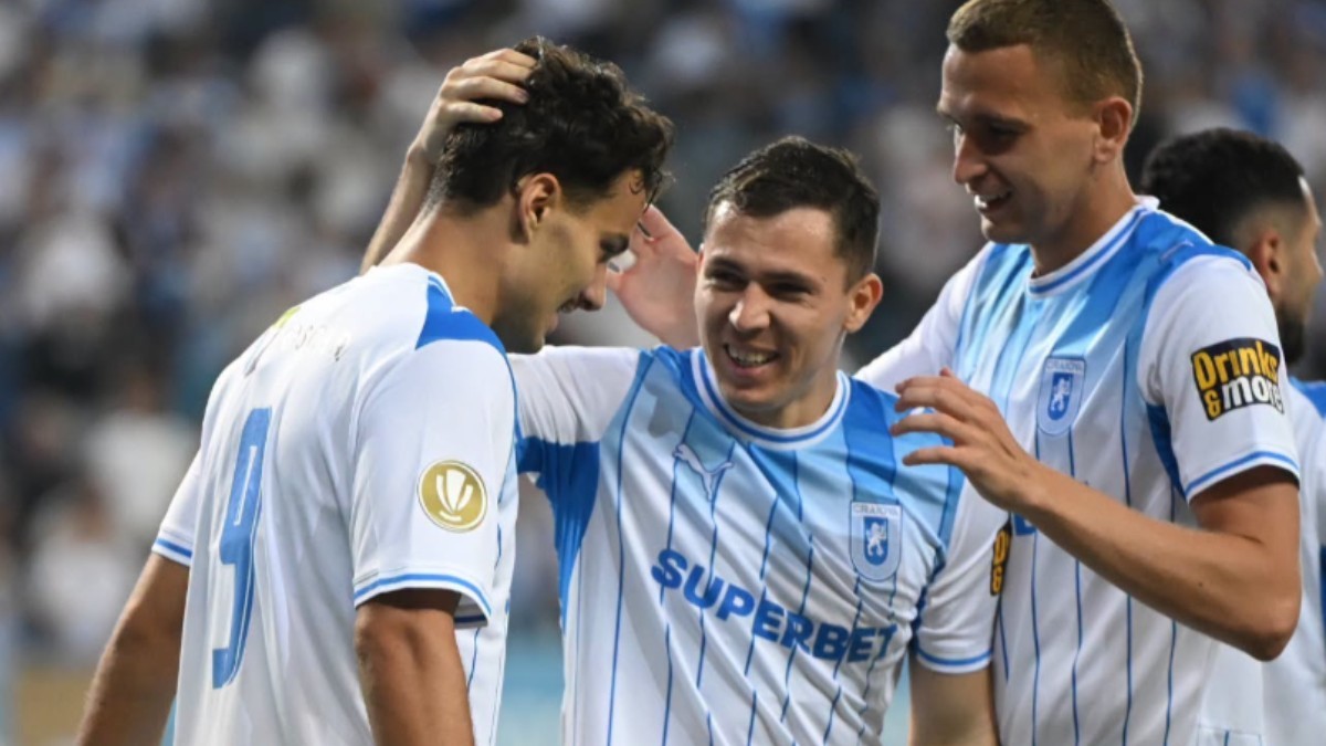 Fotbaliști de la Universitatea Craiova pe terenul de fotbal