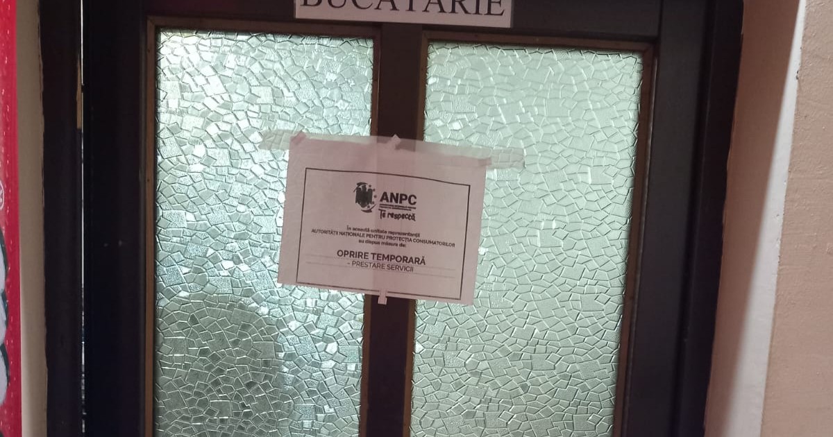 Activitatea restaurantului din Reghin a fost suspendată temporar, din cauza bucătăriei insalubre. Pe ușa de la bucătărie a fost pus deja un afiș care anunță suspendarea activității