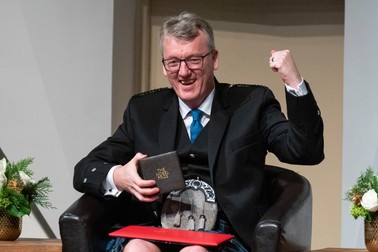David W.C. MacMillan, sărbătorește cu Premiul Nobel pentru Chimie, în timpul unei prezentări ceremoniale la Academia Națională de Științe, luni, 6 decembrie 2021, la Washington | Foto: Profimedia