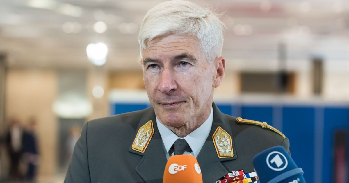 Robert Brieger, îmbrăcat în uniformă militară, dând un interviu