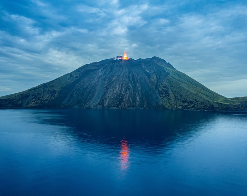 Vulcanul Stromboli din Italia – localizare, istoria erupțiilor, curiozități