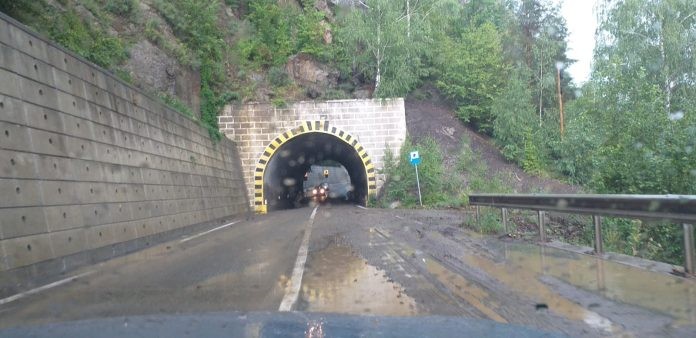 Aluviuni căzute pe DN 2D. Foto: Monistorul de Vrancea