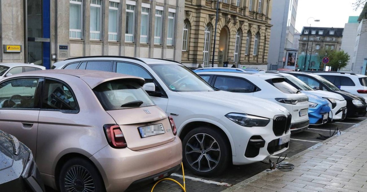 Mașinile hibride și jurnaliștii nu mai au parcare gratuită în București din 1 Mai. Cele electrice mai au gratuitate până în decembrie 2027
