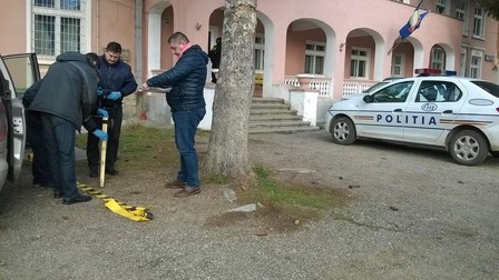 Criminaliștii fac cercetări la fața locului sursă foto: desteptarea.ro