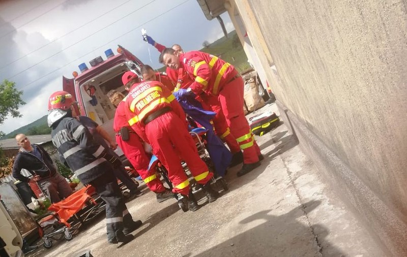 Accident cumplit la Bistrița! Un brutar a fost prins în malaxorul de pâine de la brâu în jos