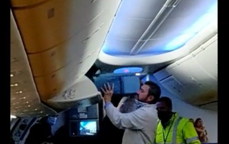 Bărbat dat jos din avion la Cluj, în aplauzele pasagerilor, pentru că nu voia să poarte mască