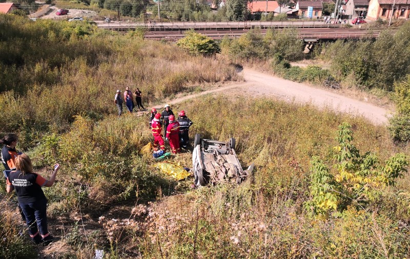 Două mașini s-au ciocnit la intrarea în Petroșani, iar una a sărit de pe pod. O femeie a murit