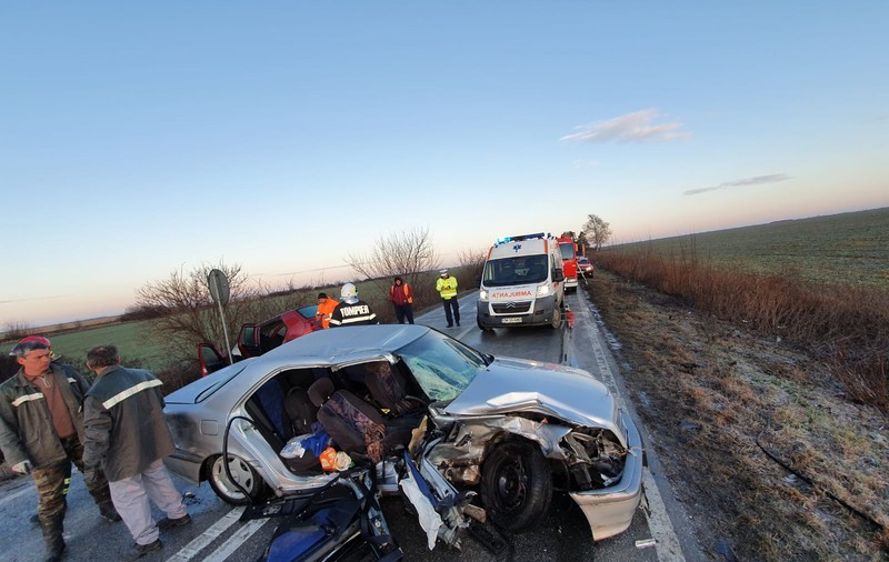 Accident grav în Timiș. Doi oameni au murit, cinci au fost răniți din cauza vitezei