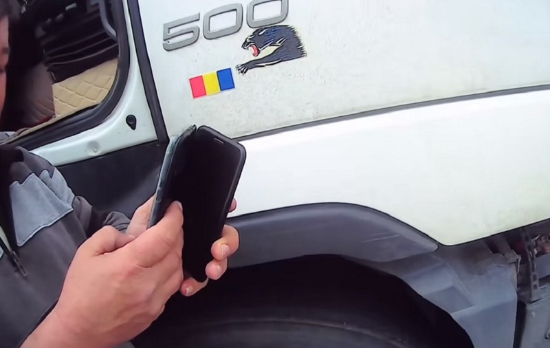 Șofer de TIR fericit când l-a recunoscut pe polițistul din Timiș care-l controla: „Dacă dumneavoastră îmi luați carnetul, nu-mi pare rău! Facem o poză?”