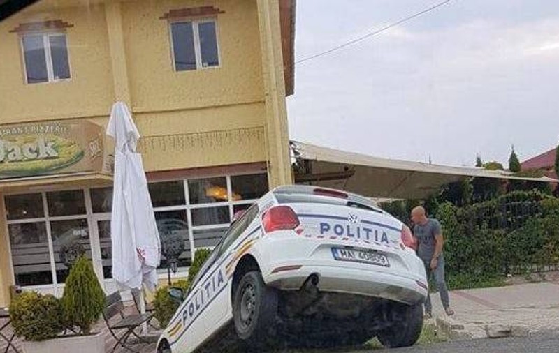O mașină de poliție s-a răsturnat în șanț, în Timiș. A fost la un pas să facă victime