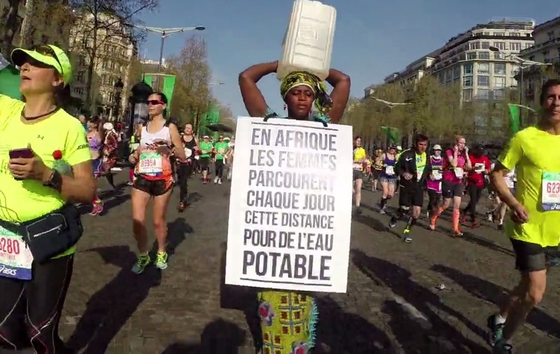 A participat la Maratonul Parisului cu un bidon de apă pe cap / VIDEO