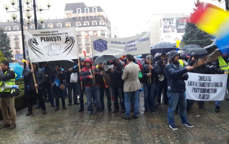 Protest în ploaie, la Ploiești. ”Românul n-a stat în genunchi niciodată decât în fața lui Dumnezeu”| FOTO