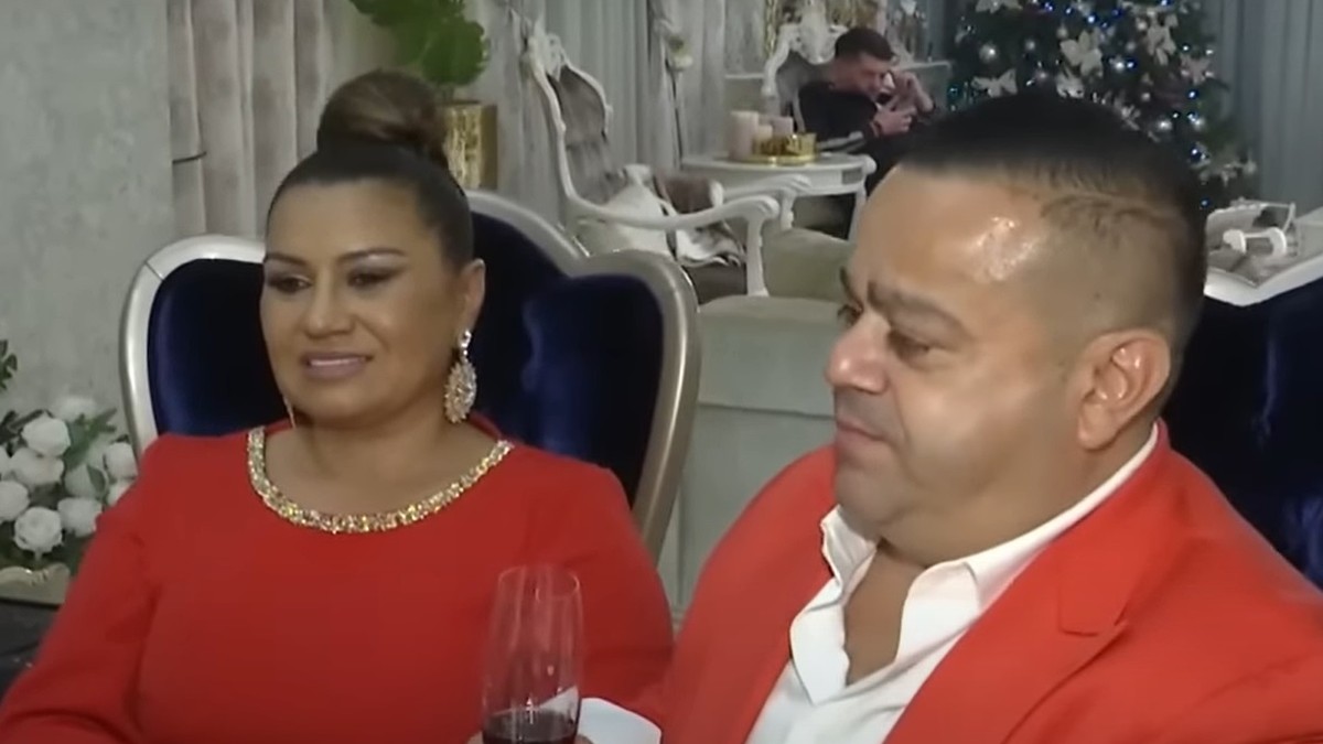 Adrian Minune si soția Cati în casa din Ștefăneștii de Jos