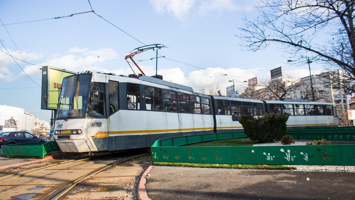 un tramvai pe sina, in piata unirii din bucuresti
